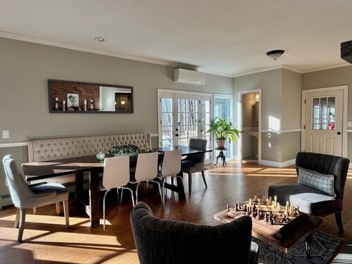 River Views, Mini Gym, Deck + Fire Pit, Sleeps 8