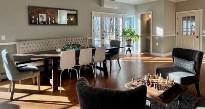 River Views, Mini Gym, Deck + Fire Pit, Sleeps 8