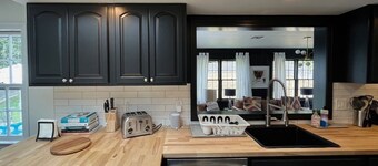 Chic, Mid Century 3+ Bedroom with Hot Tub!