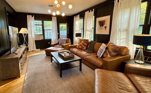 Smart TV, fireplace, video games, table football - Chic, Mid Century Modern 3 bedroom Home, Close to Downtown GB! (Great Barrington)