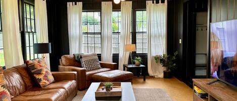 Älytelevisio, takka, videopelejä, pöytäjalkapallopöytä