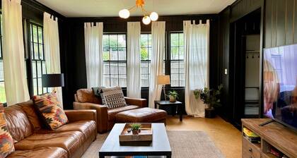 Chic, Mid Century 3+ Bedroom with Hot Tub!