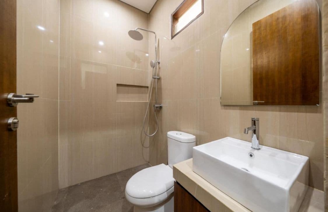 Habitación estándar, balcón | Baño | Ducha, artículos de higiene personal gratuitos, toallas y jabón