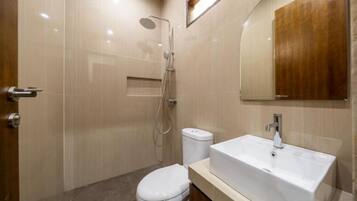 Habitación estándar, balcón | Baño | Ducha, artículos de higiene personal gratuitos, toallas y jabón