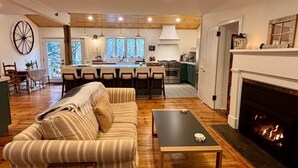 Ein gemütliches Wohnzimmer mit einer Couch, einem Couchtisch und einem Kamin.