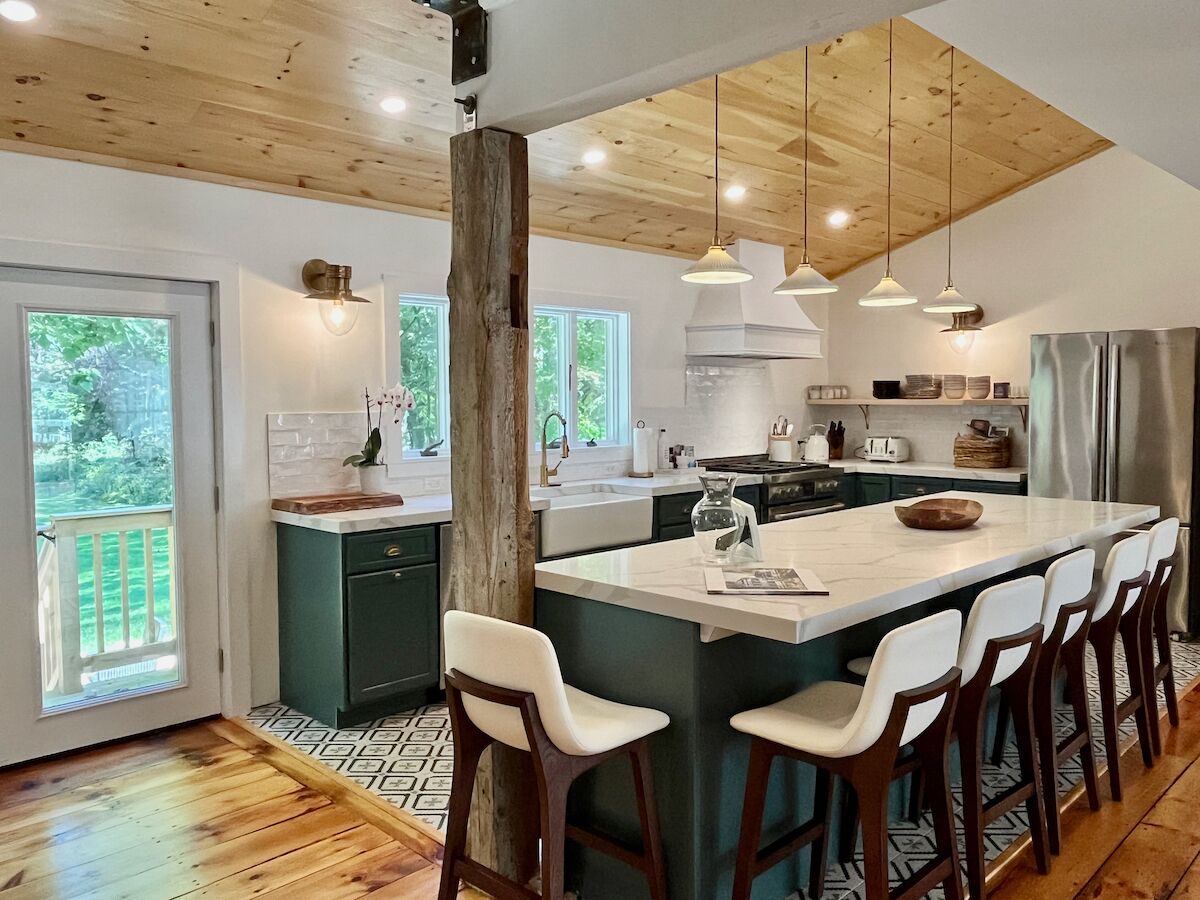 Spices, dining tables, kitchen islands