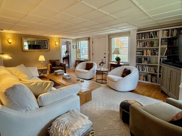 Smart TV - Sunny West Stockbridge, Main floor Primary! (West Stockbridge)