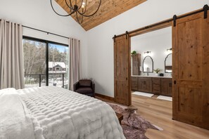 4 bedrooms, desk, WiFi, bed sheets