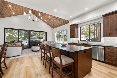 Gather at 508 New build, three kings, sleeps 12