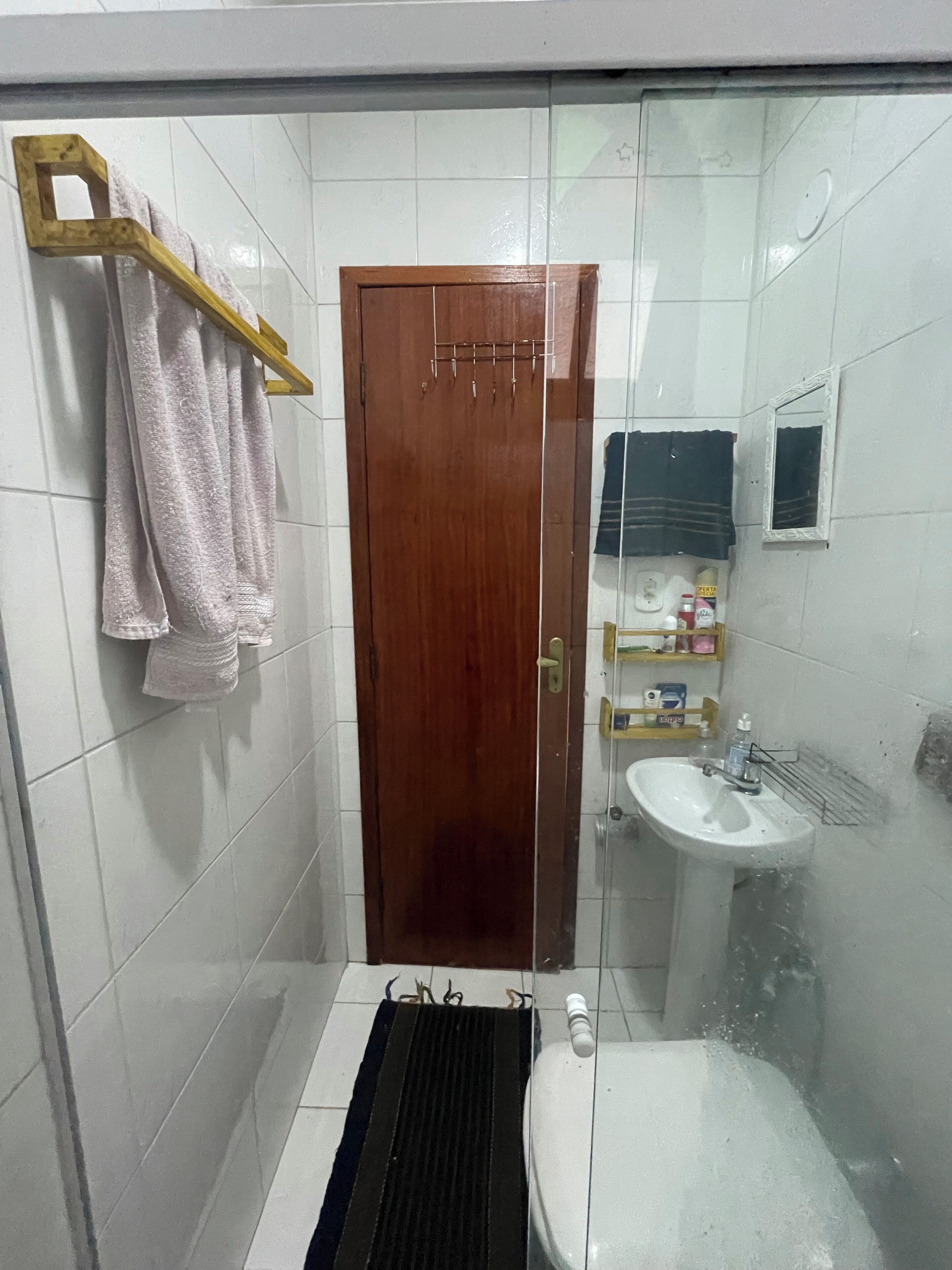 Toalhas de banho, papel higiênico