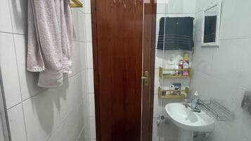 Toalhas de banho, papel higiênico
