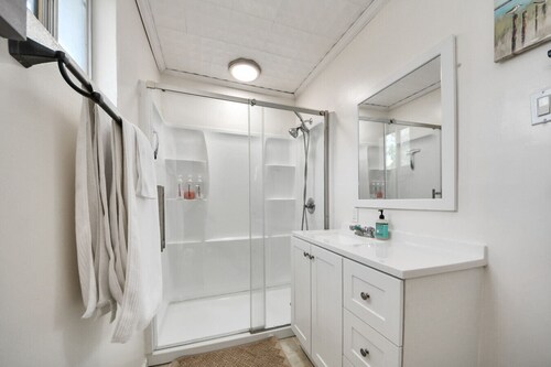 Texas-Themed 2BR Retreat | EV Charger | Sleeps 8