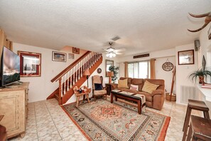 TV - Texas-Themed 2BR Retreat | EV Charger | Sleeps 8 (Channelview)
