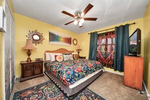 3 bedrooms, desk, iron/ironing board, travel crib
