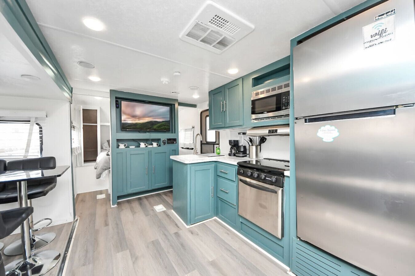 Køleskab, mikrobølgeovn, ovn, kogeplade