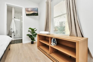 3 Schlafzimmer, Schreibtisch, Bügeleisen/Bügelbrett, Reisekinderbett