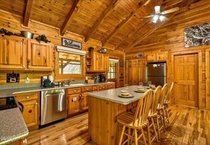 冰箱、微波炉、烤箱、炉灶