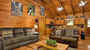 Ein gemütliches Blockhaus-Interieur mit Holzwänden, einem Essbereich und einer Küche.