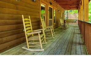 Terrace/patio - Private wooded setting, Jacuzzi, Fire Place, Prime location and easy access.  (Sevierville)