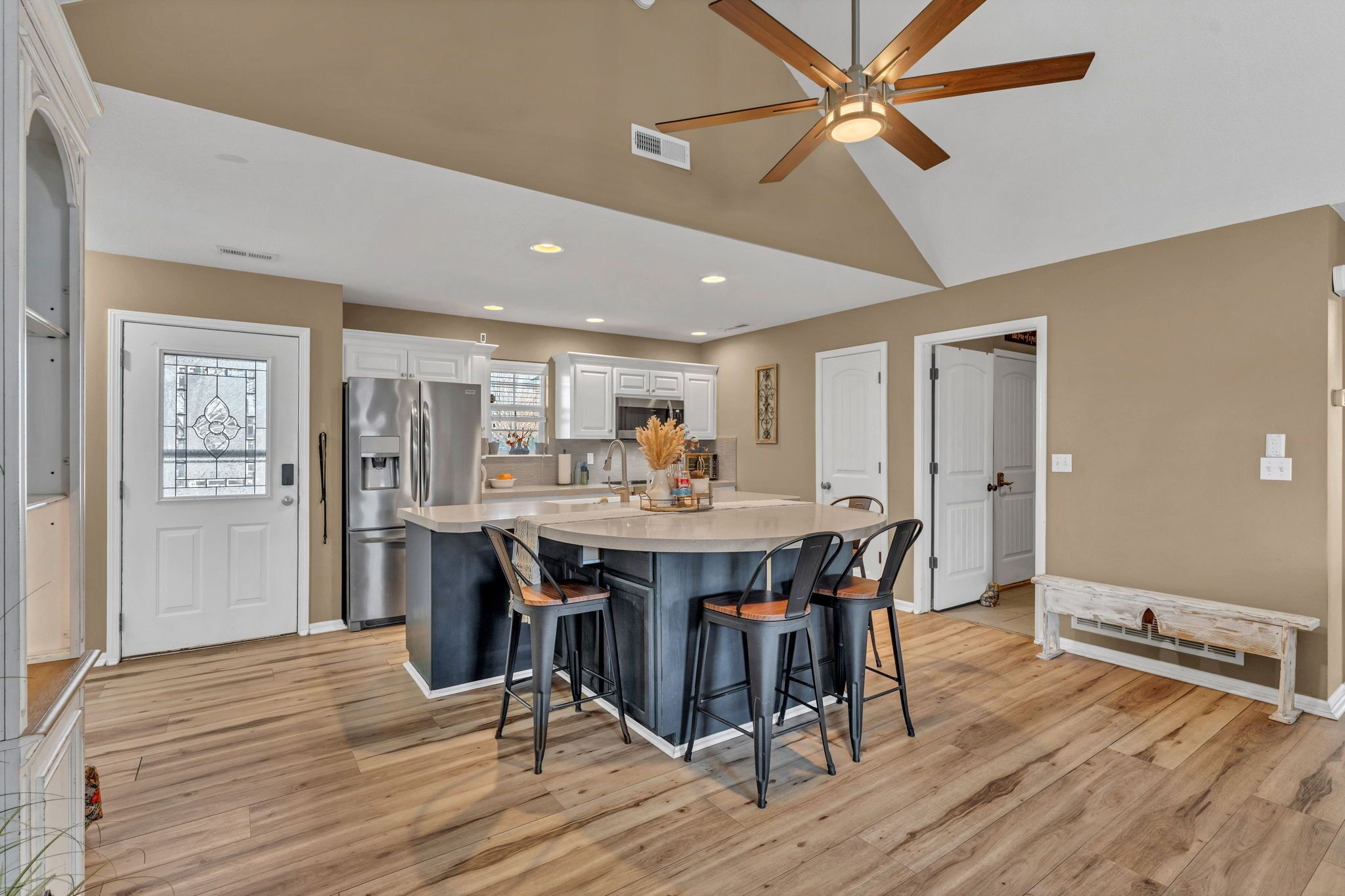 Jääkaappi, mikroaaltouuni, uuni, liesi