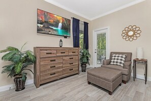 TV - 🦩Book Me Baby! Village Retreat in Destin🦩 (Destin)