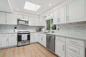 Fridge, microwave, oven, stovetop - Beverly Hills 2BR Villa | Pool & Views | C&C (Beverly Hills)