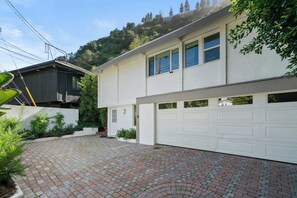 Exterior - Beverly Hills 2BR Villa | Pool & Views | C&C (Beverly Hills)