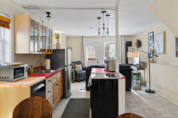 Fridge, oven, stovetop, dishwasher