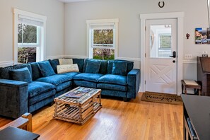 Smart TV, video games, DVD player - Acadia Mtn View|Updated 1880s Home |Pets |Fire Pit (Mount Desert)