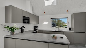 Fridge, microwave, oven, stovetop - VillaVilla 929 - Hvide Sande, Vestjylland (Hvide Sande)
