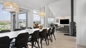 A modern interior with a dining area, seating, and a television. - VillaVilla 929 - Hvide Sande, Vestjylland (Hvide Sande)