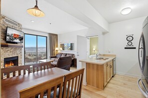 Smart TV, chimenea y libros 