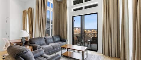 TV connectée, cheminée, livres