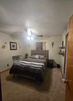 2 Schlafzimmer, Schreibtisch, Bügeleisen/Bügelbrett, Reisekinderbett