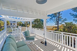 Property grounds - A Perfect Day: Gulf Front! Rooftop Deck, Putt Putt, Pool Spa by Anna Maria Life (Anna Maria)