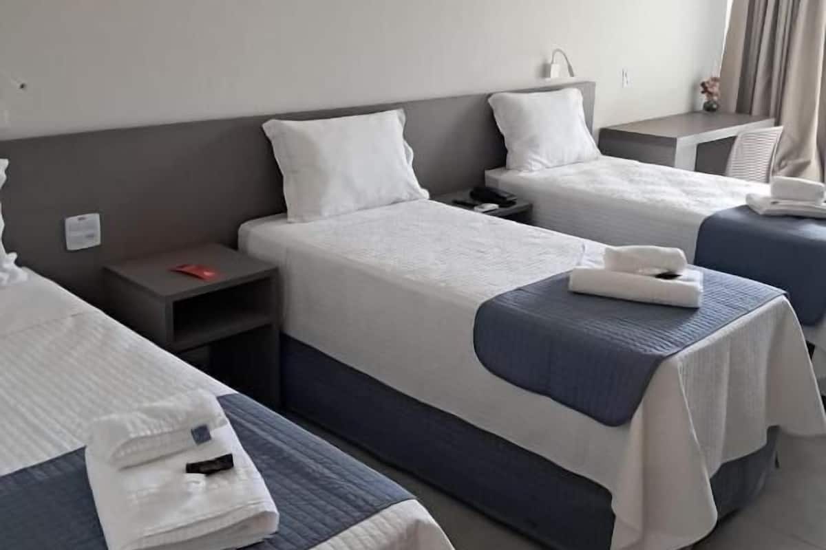 Chambre Triple, balcon, vue ville