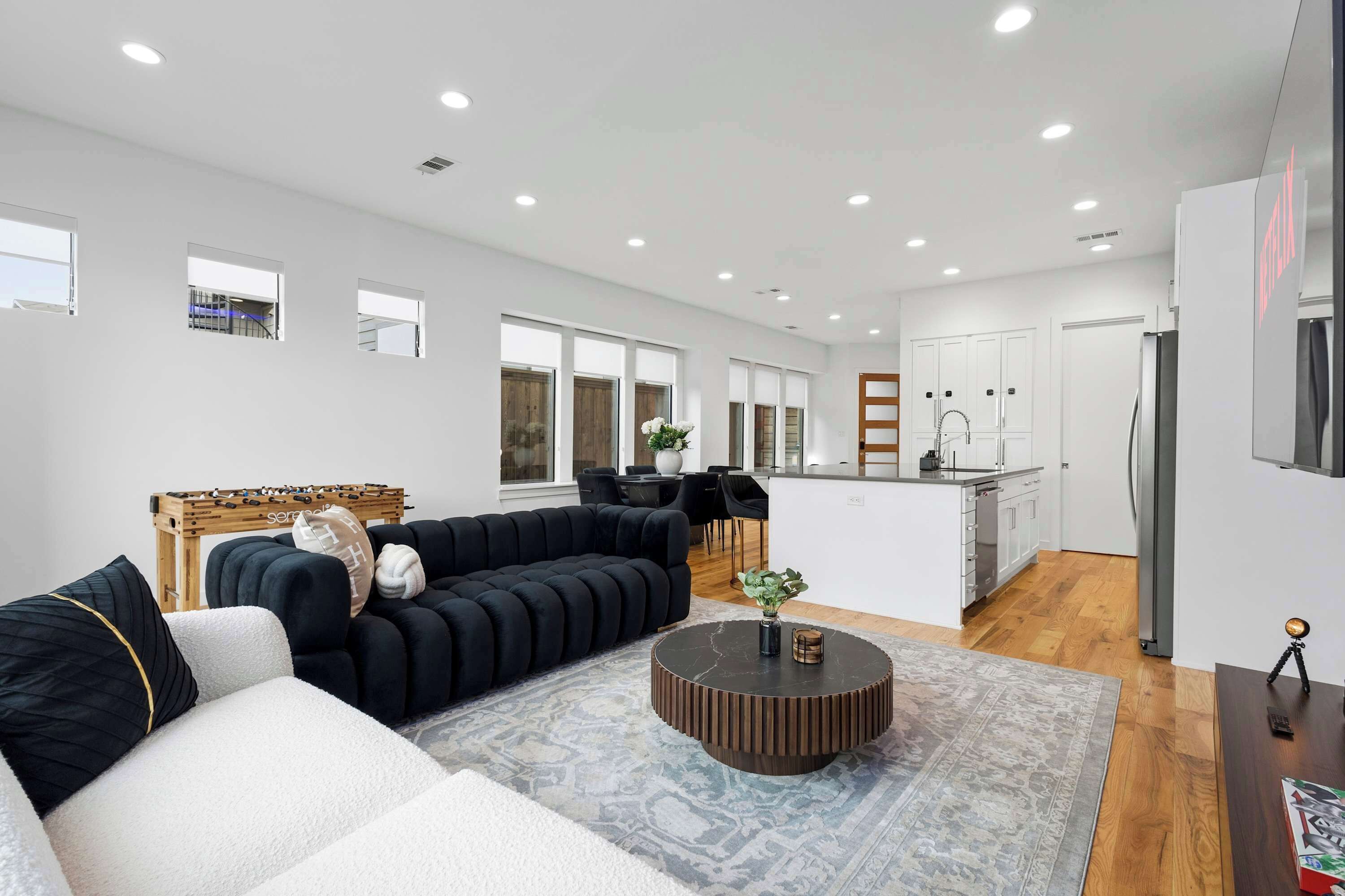 Televisión, futbolito y oficina 