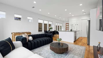 Televisión, futbolito y oficina