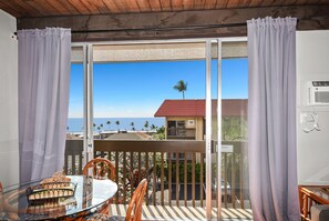 Outdoor dining - Kona Mansions Beautiful Ocean View w/ Pool + BBQ (Kailua-Kona)