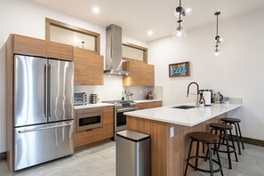 Geladeira, micro-ondas, fogão, cooktop