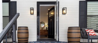 King's Gate 269
Walk to Queen St + 4 king Beds + EV Charger