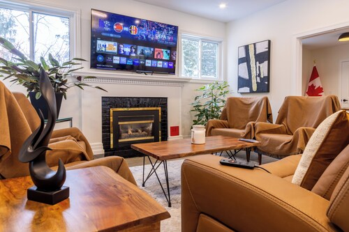 King's Gate
Old Town Luxury Home｜Walk to Shaw & Lake｜4 King Beds｜BBQ｜EV Charger