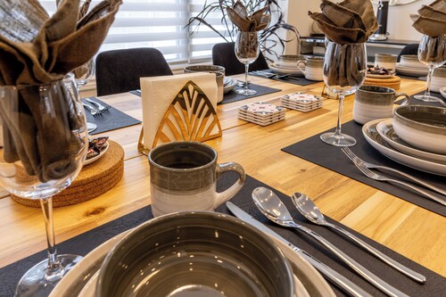 King's Gate
Old Town Luxury Home｜Walk to Shaw & Lake｜4 King Beds｜BBQ｜EV Charger