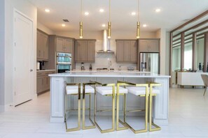 Fridge, microwave, oven, stovetop - 5 Star Villa Pinnacle – An Elite Grand Residence (Orlando)
