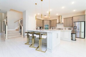 Fridge, microwave, oven, stovetop - 5 Star Villa Pinnacle – An Elite Grand Residence (Orlando)