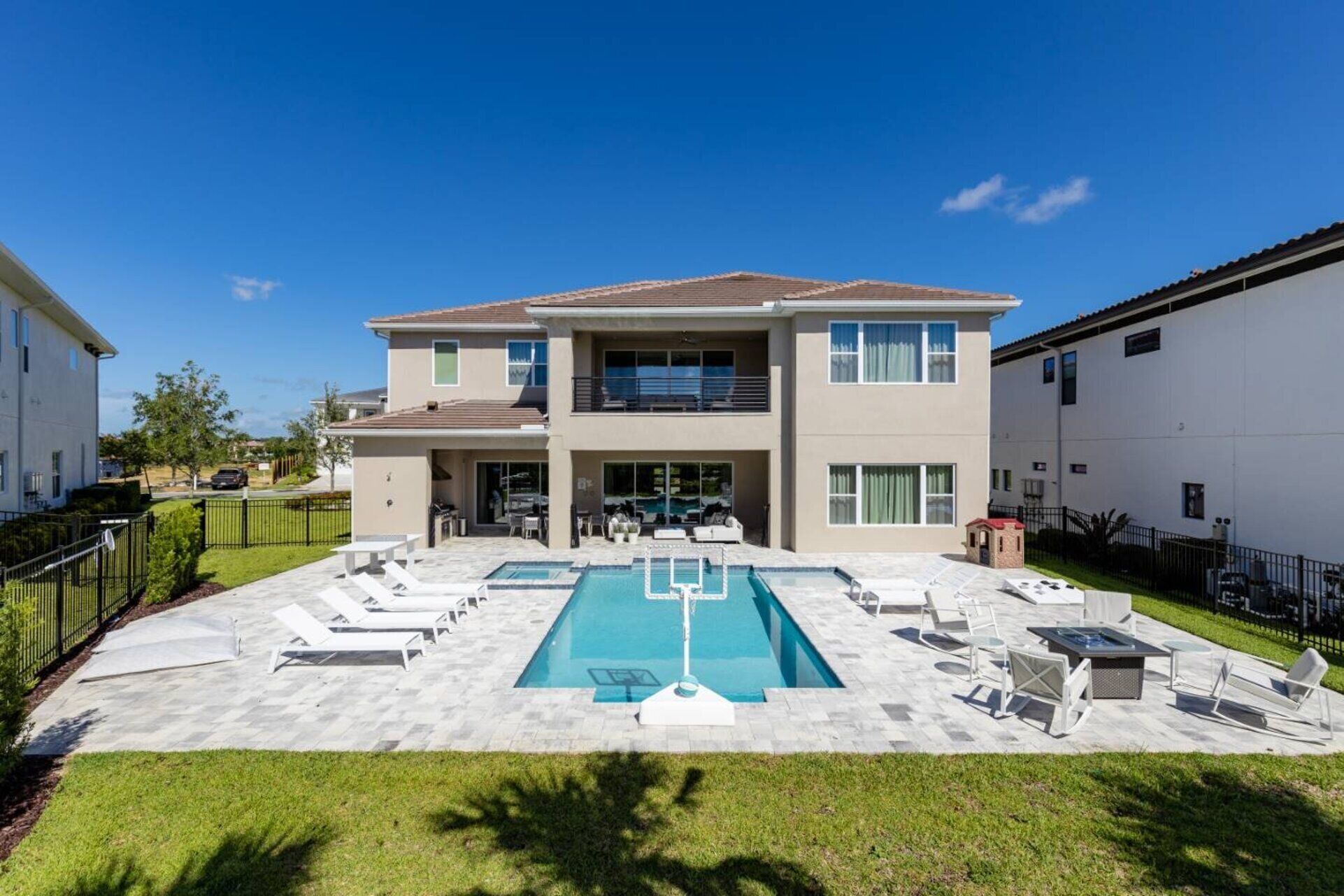 Lämmitetty uima-allas