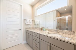 Hair dryer, towels - 5 Star Villa Aurelius – A Golden Grand Residence (Orlando)