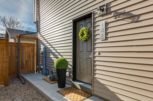 Newly Built Suite | Central • Kitchen • Laundry • Soaktub • Workspace
