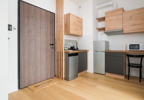 Fridge, microwave, oven, stovetop - Aleja Krakowska Harmony Apartment (Warszawa)