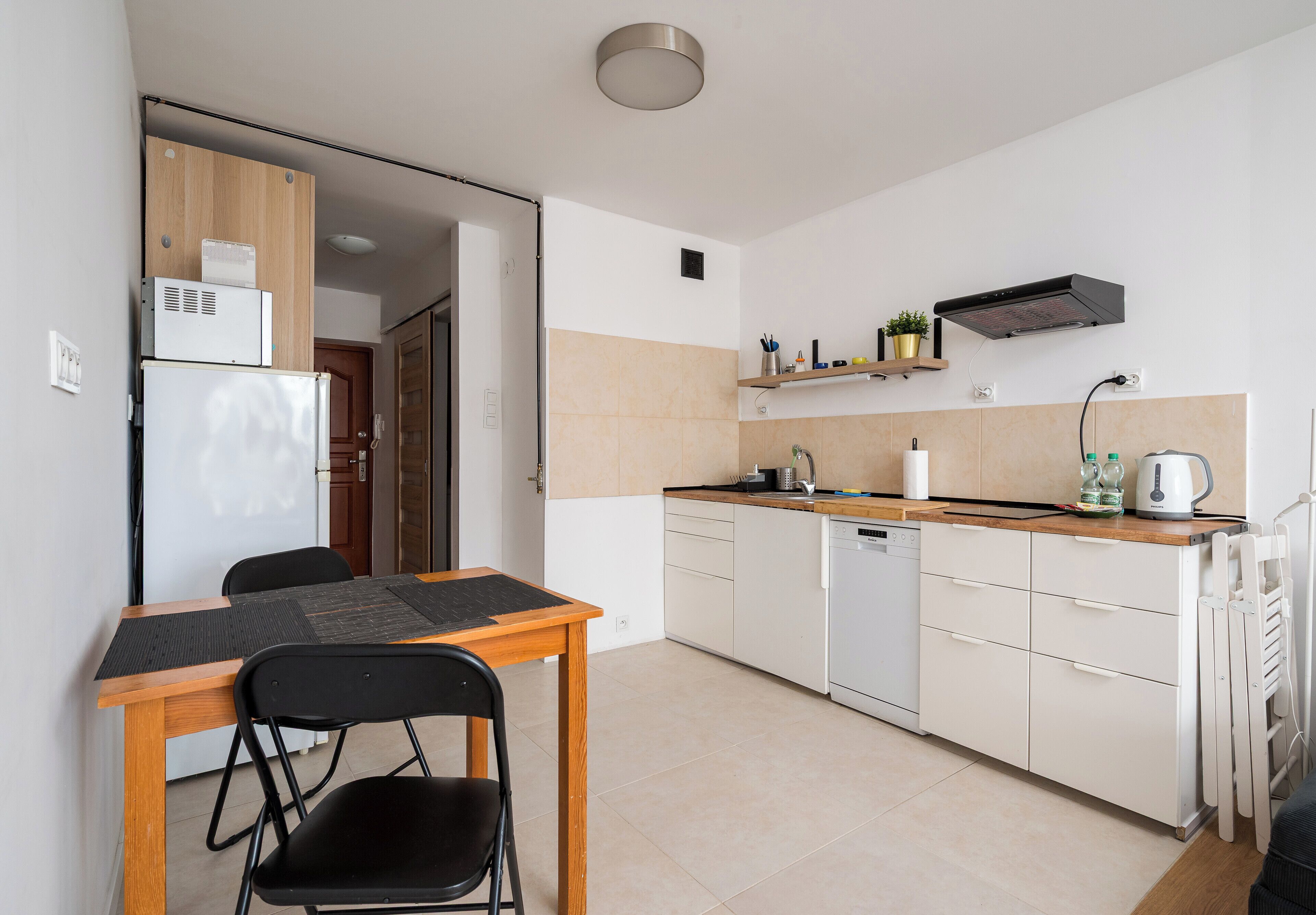 Kjøleskap, mikrobølgeovn, kokeplater og oppvaskmaskin